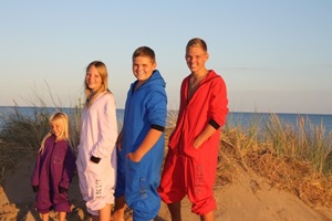 Espen, Lasse, line und Ida am Strand